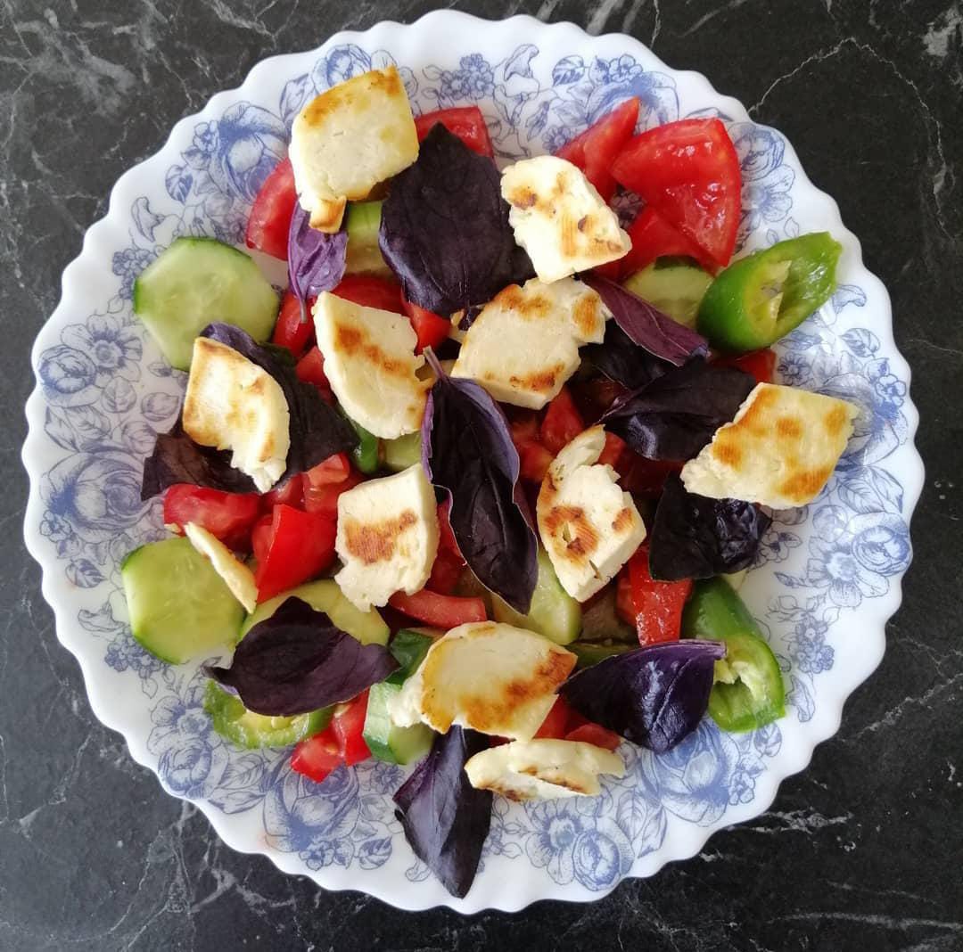 Hellim Peynirli Salata