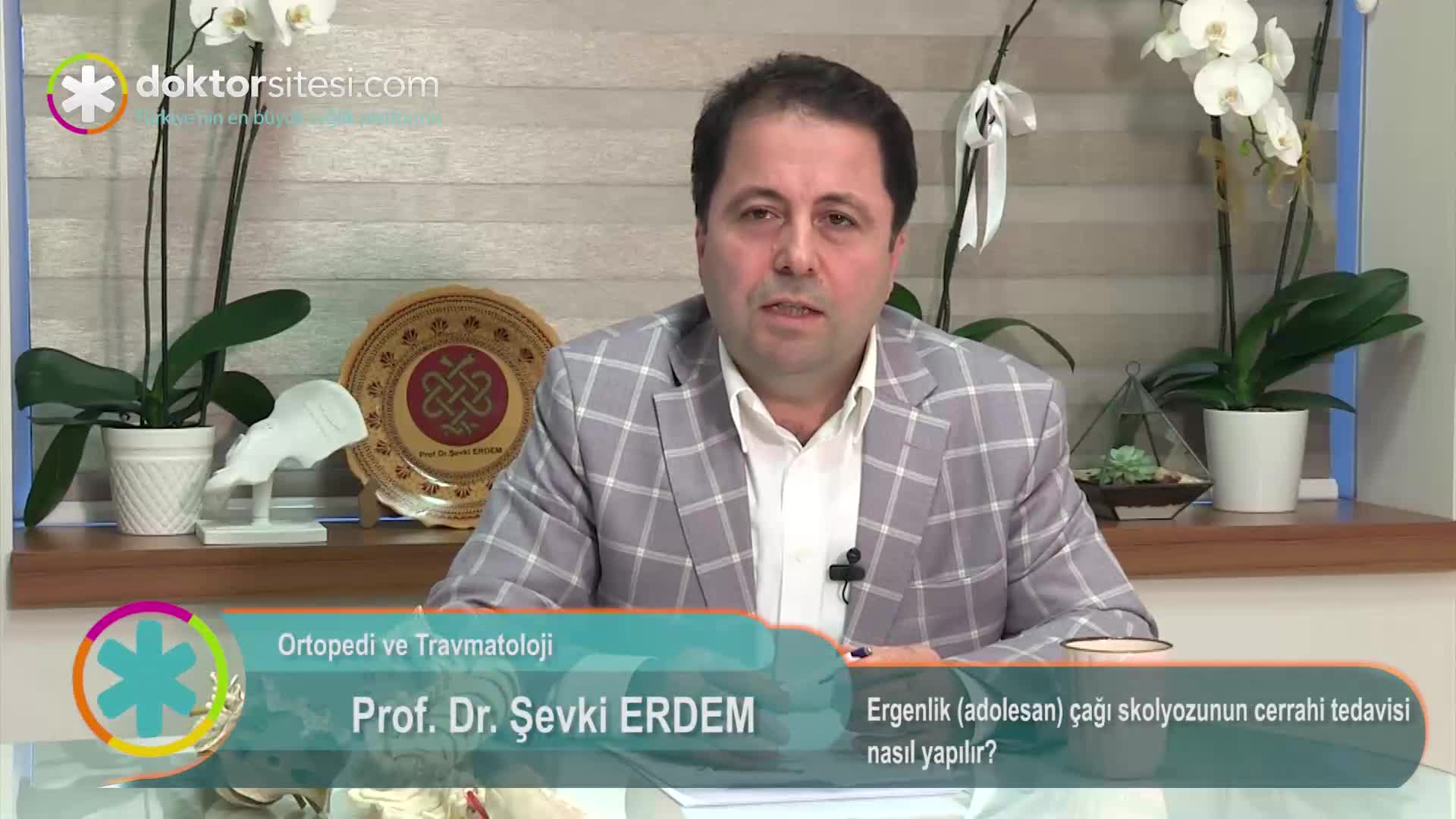 Ergenlik (adolesan) çağı skolyozunun cerrahi tedavisi nasıl yapılır?