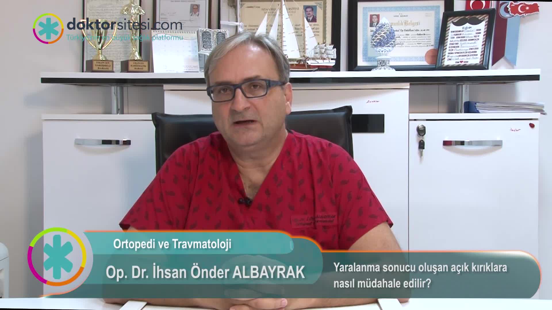 Yaralanma sonucu oluşan açık kırıklara nasıl müdahale edilir?