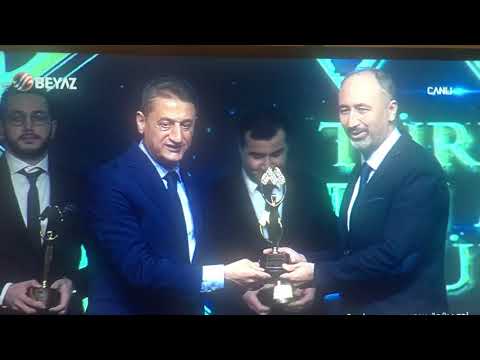 Yılın "Estetik Burun Doktoru" Seçilen Yrd.Doç.Dr. Ali Seyit Resul, TV Canlı Yayınında Ödül Alırken
